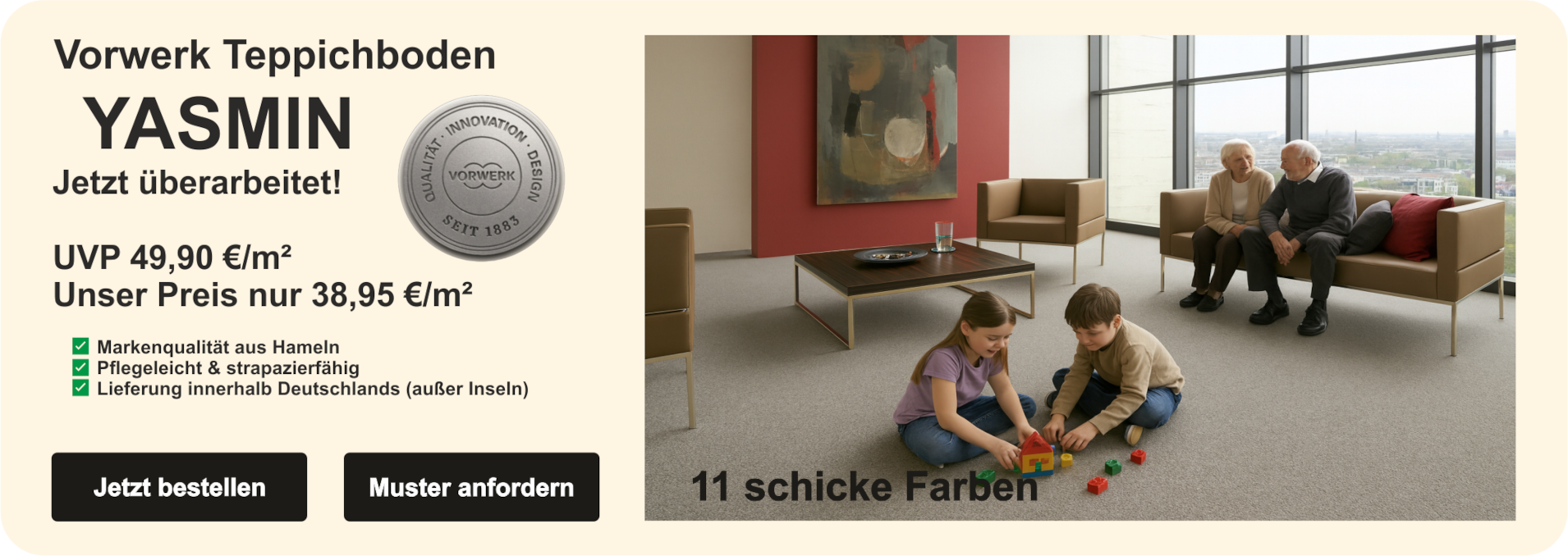 alt="Vorwerk Teppichboden YASMIN in modernem Wohnzimmer mit zwei Personen auf der Couch und spielenden Kindern